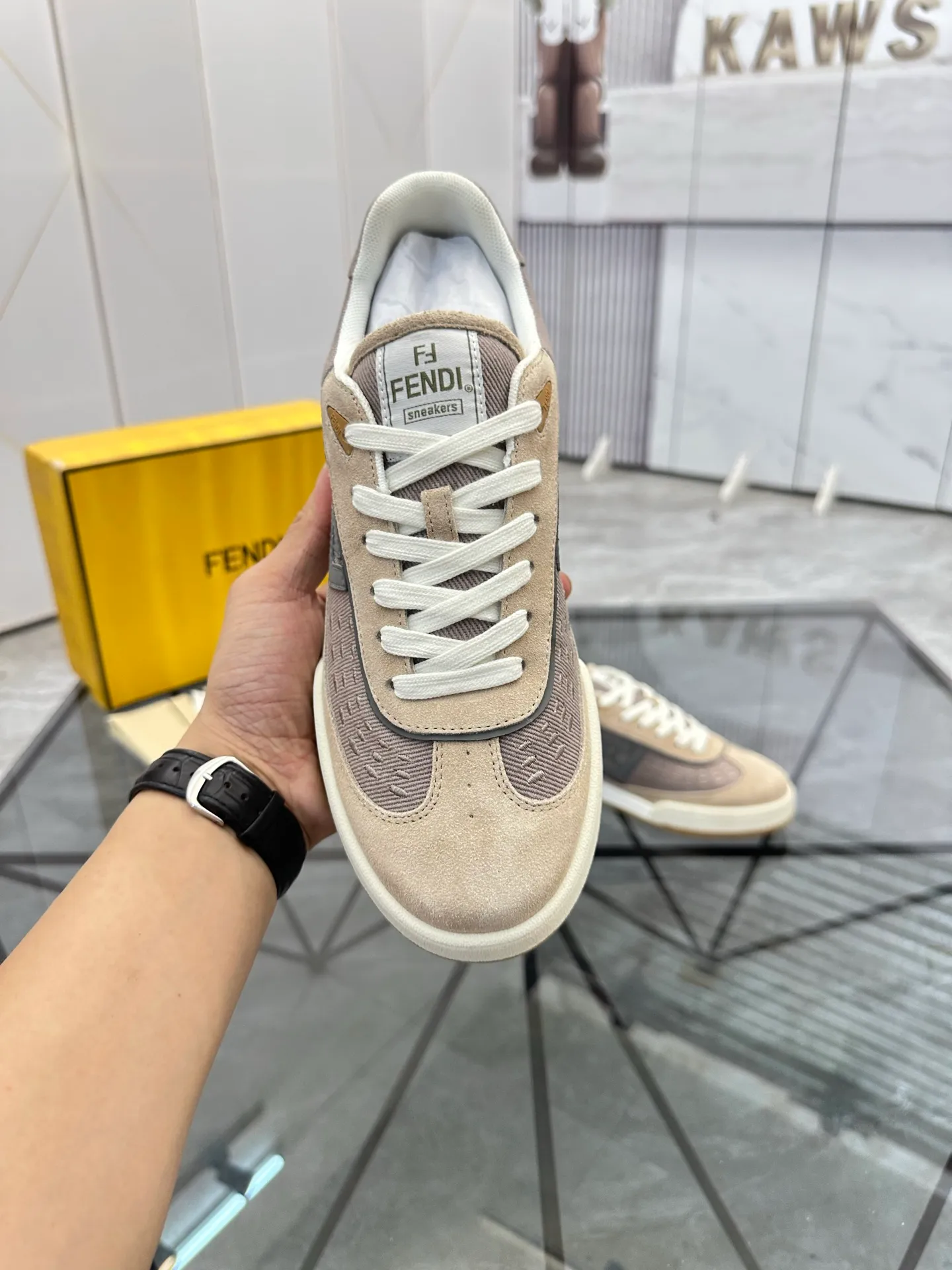 Selling men's shoes 💰: 💰P620¥ Top quality Product trademark: Fendi* "Fendi*" low-top casual shoes Regular size: 35-44 (can be customized to 38.45.46) Product material: imported first-layer nubuck leather upper, breathable lining, original outsole. No.:H208